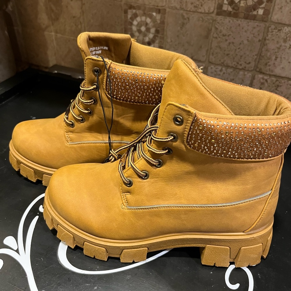 Rocawear NEW women’s boots size 10